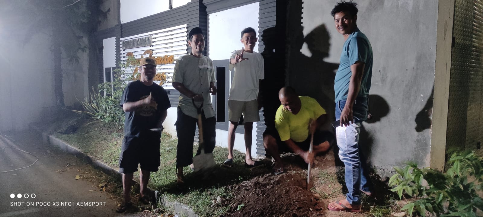 Dari Swadaya untuk Keamanan Bersama, Warga RW Lamalaka Terangi Pintu Masuk BTN Puri Taman Lembang